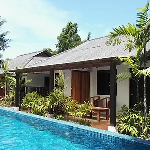 2* Semesteranläggning (resort) Tropical